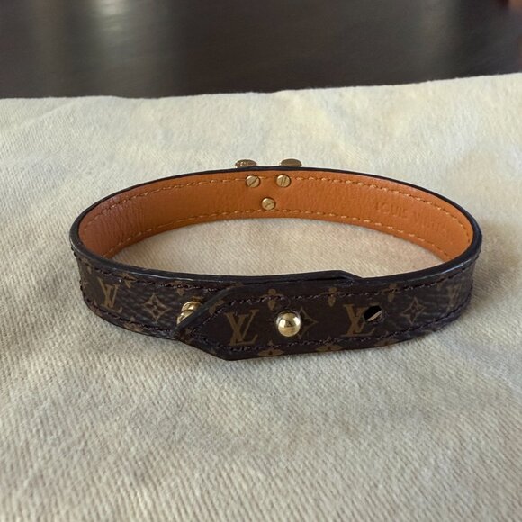 Louis Vuitton Monogram Essential V Bracelet - Picture 2 of 4